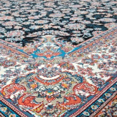 فرش ماشینی12متری700شانه کاشان نقشه پیچک سورمه ایی(2عددی).