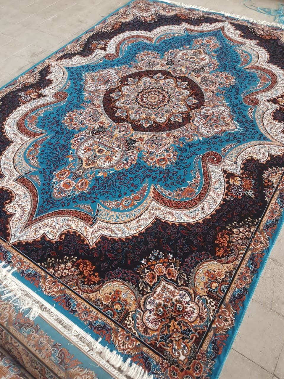 فرش ماشینی 500شانه12متری ورژن جدید کاشان نقشه شهیادآبی مناسب دکوراسیون لوکس ۲تخته